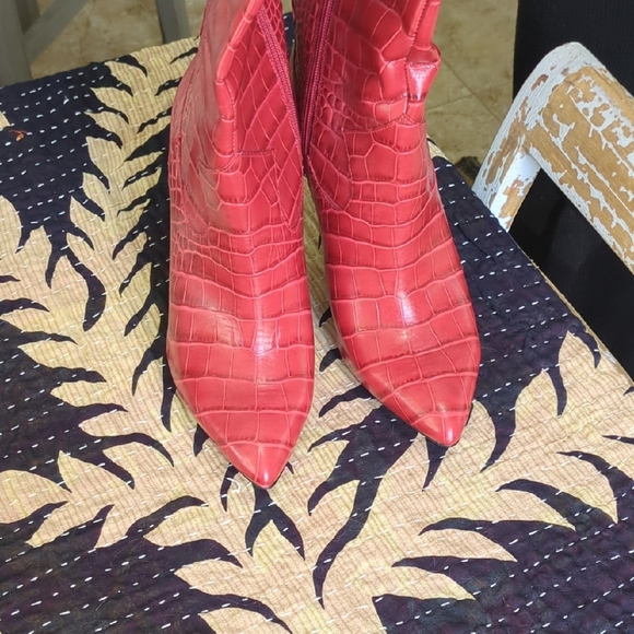 Elegant Red Croc-Embossed Knee-High Boots - Picture 10 of 10